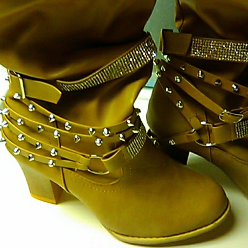 Heeled boots never worn at all!! Very cool